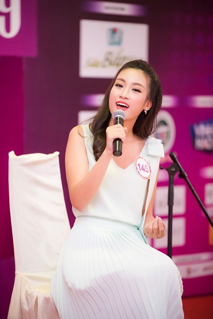 Cận cảnh đường cong n&oacute;ng bỏng của t&acirc;n Hoa hậu Việt Nam Đỗ Mỹ Linh