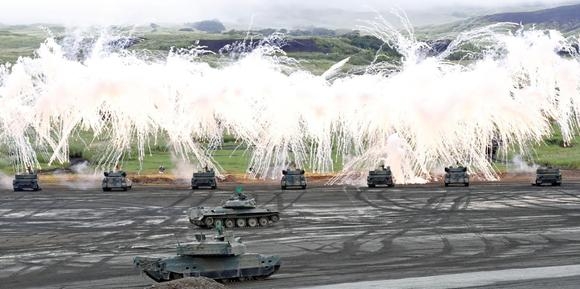 C&aacute;c xe tăng tham gia tập trận ở gần n&uacute;i Ph&uacute; Sĩ của Nhật Bản. (Ảnh: Nikkei)