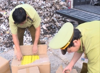 Lực lượng chức năng đang kiểm tra số trứng nhập lậu từ Trung Quốc.