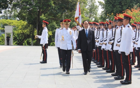 Chủ tịch nước Trần Đại Quang duyệt đội danh dự.