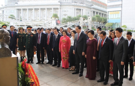 Chủ tịch nước Trần Đại Quang v&agrave; Phu nh&acirc;n d&acirc;ng hoa tại Tượng đ&agrave;i Chủ tịch Hồ Ch&iacute; Minh ở Singapore.