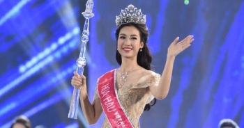 Clip: Hoa hậu Mỹ Linh hát mộc tặng độc giả