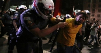 Cảnh sát Brazil dùng đạn hơi cay, vòi rồng khống chế người biểu tình