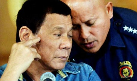 Tổng Gi&aacute;m đốc Cảnh s&aacute;t Quốc gia Philippines Ronald Dela Rosa (phải) và Tổng thống Rodrigo Duterte. (Ảnh: Reuters)