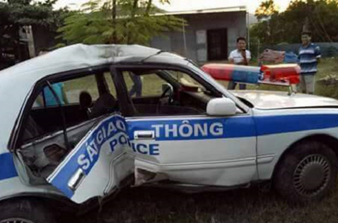 Chiếc xe của lực lượng CSGT gặp nạn khi truy đuổi xe của tội phạm.