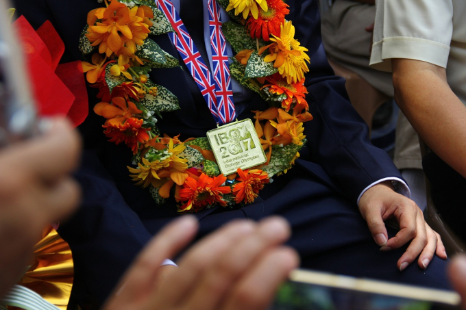 Tấm huy chương V&agrave;ng Trương Đ&ocirc;ng Hưng mang về từ Olympic Sinh học 2017.