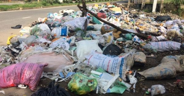 Phú Thọ: Dân kêu trời vì quốc lộ 2 ngập rác thải hôi thối