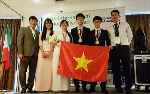 Trương Đ&ocirc;ng Hưng - học sinh duy nhất đoạt Huy chương V&agrave;ng&nbsp;Olympic Sinh học quốc tế năm 2017 (thứ 3 từ phải sang).