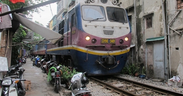 Hà Nội: CSGT ra quân xử lý vi phạm đường sắt