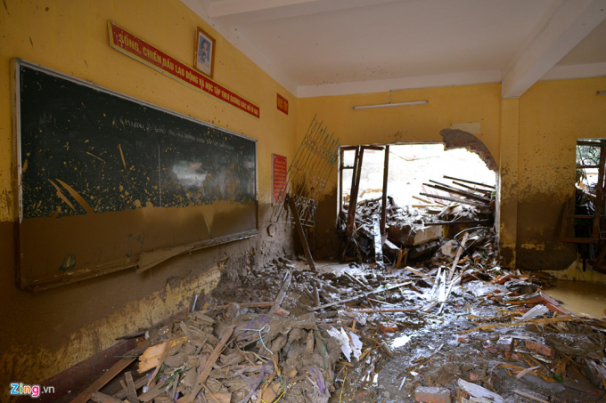 Sau cơn lũ, trường học trở n&ecirc;n tan hoang với nhiều bức tường vỡ to&aacute;c.(Ảnh: Zing.vn)