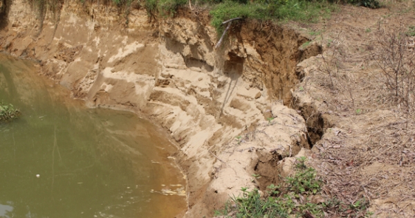 Thừa Thiên Huế: Sông Tả Trạch sạt lở nghiêm trọng do "cát tặc" hành hoành?
