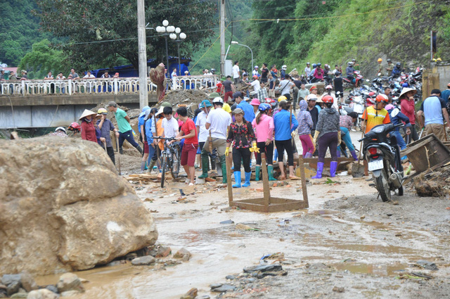 Gần 2.000 người d&acirc;n v&agrave; c&aacute;c lực lượng tham gia khắc phục hậu quả mưa lũ.