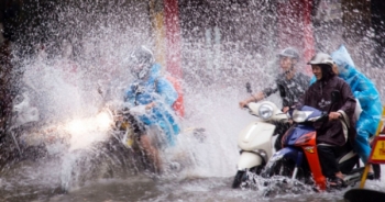 Người Hà Nội lại "lội sông" sau mưa