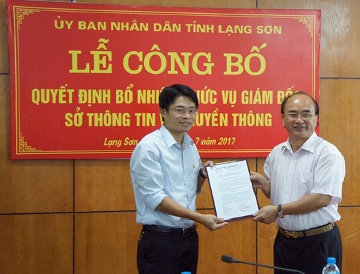 Ph&oacute; Chủ tịch UBND tỉnh Lạng Sơn trao quyết định bổ nhiệm&nbsp;chức vụ Gi&aacute;m đốc Sở Th&ocirc;ng tin v&agrave; Truyền th&ocirc;ng.