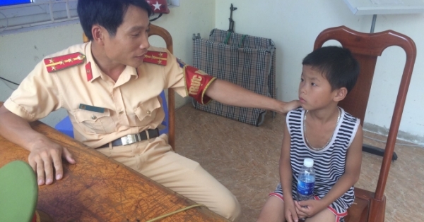 Cháu bé đi lạc hơn 10km được CSGT thành phố Hà Tĩnh giúp đỡ