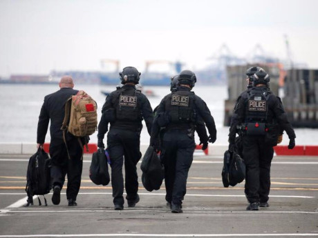 Cận cảnh đội mật vụ bảo vệ &ocirc;ng Donald Trump