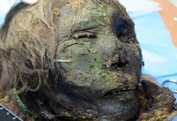 Bí ẩn xác ướp gần 1,000 năm trong băng giá vẫn còn nguyên da, tóc và lông mi