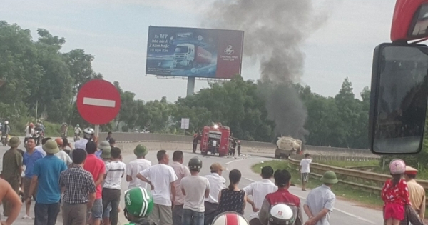 Thanh Hóa: Xe bồn dầu bốc cháy dữ dội trên quốc lộ 1A
