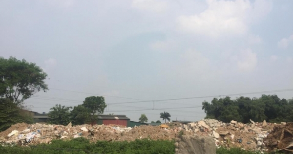 Chính quyền có bị “bịt mắt” khi hàng tấn rác thải chất thành núi tại xã Tân Triều?