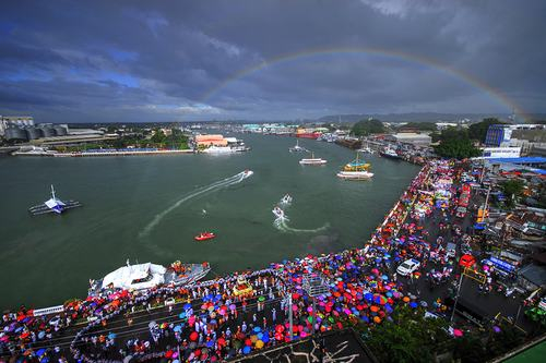 Lễ hội Dinagyang, diễu h&agrave;nh s&ocirc;ng nước ở Philippines.
