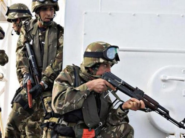 Qu&acirc;n đội Algeria truy qu&eacute;t phần tử khủng bố.