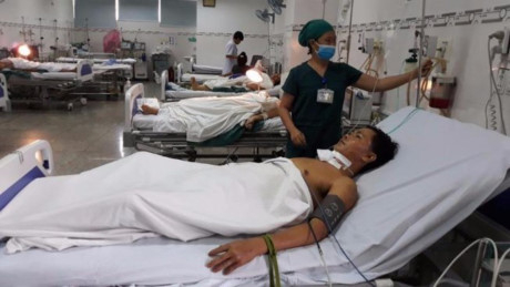 L&ecirc; Quang Dũng đang điều trị tại BV đa khoa Ninh Thuận. (Ảnh: b&aacute;o Ph&aacute;p luật TP HCM)