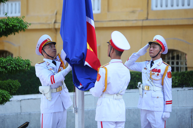 Cờ Hiệp hội c&aacute;c quốc gia Đ&ocirc;ng Nam &Aacute; ASEAN được c&aacute;c th&agrave;nh vi&ecirc;n đội danh dự gắn trang trọng l&ecirc;n cột cờ.
