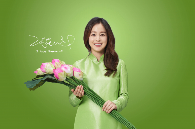 Kim Tae Hee -  Đại sứ thương hiệu Everon e ấp trong t&agrave; &aacute;o d&agrave;i Việt