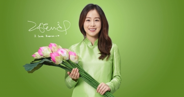 Kim Tae Hee -  Đại sứ thương hiệu Everon e ấp trong tà áo dài Việt