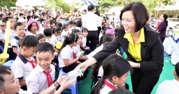 Vinamilk trao tặng 46.500 ly sữa cho trẻ em Quảng Nam