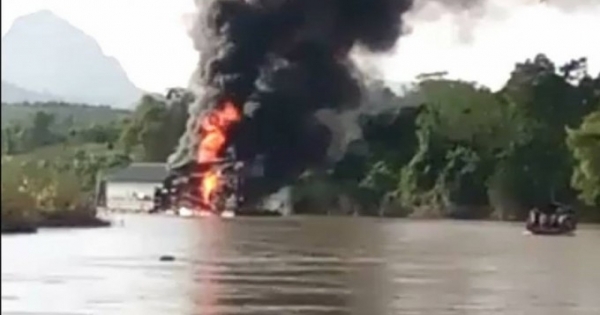 Tuyên Quang: Quá bức xúc, người dân đốt tàu cuốc khai thác cát sỏi trên sông Gâm