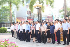 Bộ trưởng và Đoàn công tác dâng hương tại khuôn viên lưu niệm tượng đài Chủ tịch Hồ Chí Minh tại TP Lạng Sơn.
