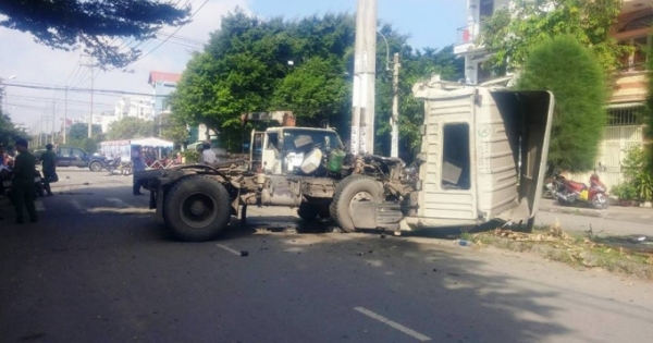 Clip cú tông kinh hoàng giữa xe đầu kéo và xe máy trong KCN Tân Bình