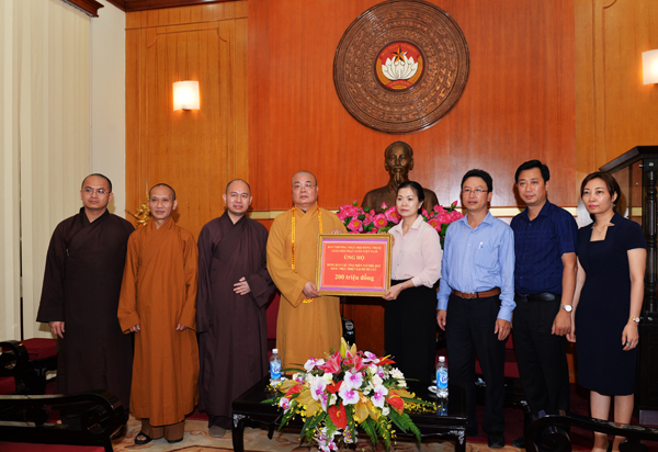 B&agrave; Trương Thị Ngọc &Aacute;nh - Ph&oacute; chủ tịch UBTƯ MTTQ VN tiếp nhận ủng hộ 200 triệu đồng từ TƯ GHPGVN