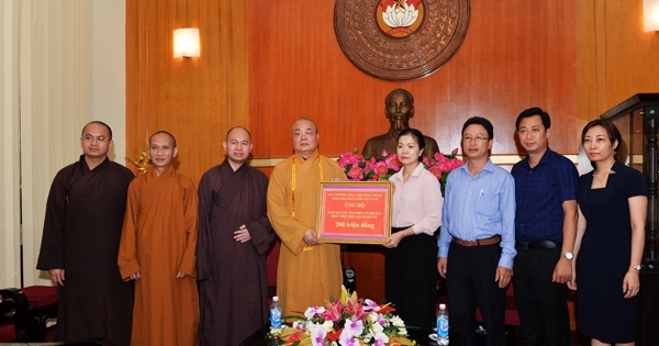 Giáo hội Phật giáo Việt Nam trao hàng trăm triệu đồng ủng hộ nhân dân vùng lũ