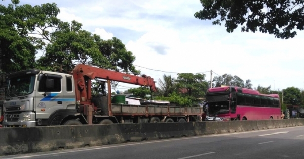 Thanh Hóa: Va chạm xe tải, một hành khách trên xe du lịch từ Lào về bị gãy chân