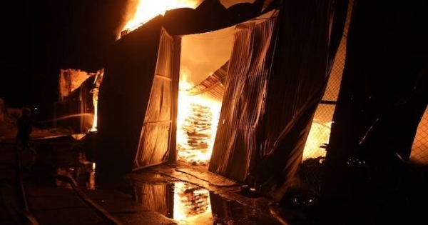 TP Vinh: Bà hỏa ghé thăm xưởng gỗ giữa đêm, thiêu đốt khoảng 7 tỷ đồng