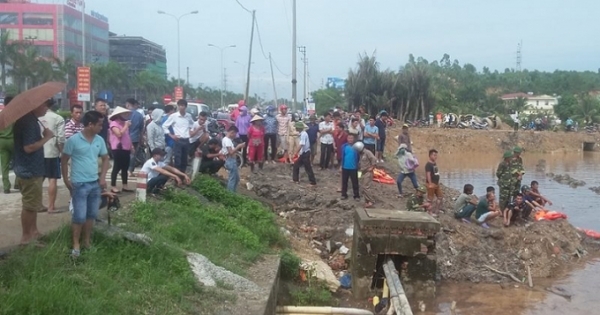 Quảng Ninh: Ba học sinh bị nước lũ cuốn xuống cống, một em mất tích