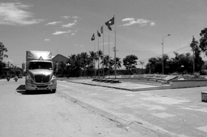 Xe container đậu trước khu vực Quảng trường huyện Ph&ugrave; Mỹ.