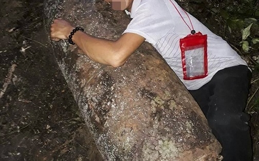 Phát hiện bom “khủng” trong rừng, người đàn ông lao vào ôm rồi chụp ảnh