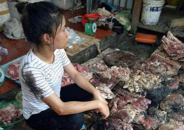 H&igrave;nh ảnh thịt lợn của chị Xuyến v&agrave; chị H&ograve;a bị hắt dầu luyn.