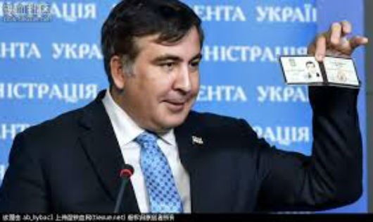 Saakashvili khoe thẻ c&ocirc;ng d&acirc;n Ukraina.