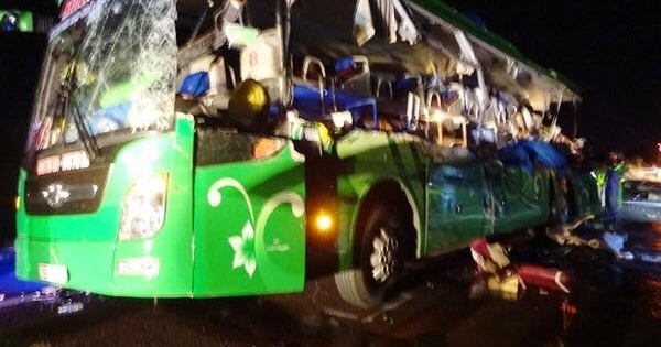 Bình Định: Xe đầu kéo tông xe khách, 11 người thương vong