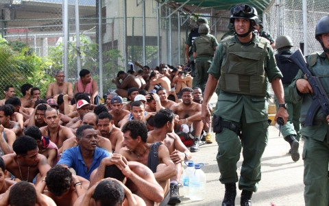 Cảnh s&aacute;t Venezuela lập lại trật tự trong nh&agrave; t&ugrave;. (Ảnh: Reuters)