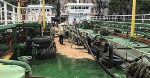 Quảng Ninh: Hàng trăm lít dầu tràn xuống Vịnh Hạ Long do bục đường ống