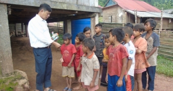 Quảng Bình:  Cảm động thầy giáo đi xin quần áo cho học trò nghèo vùng cao