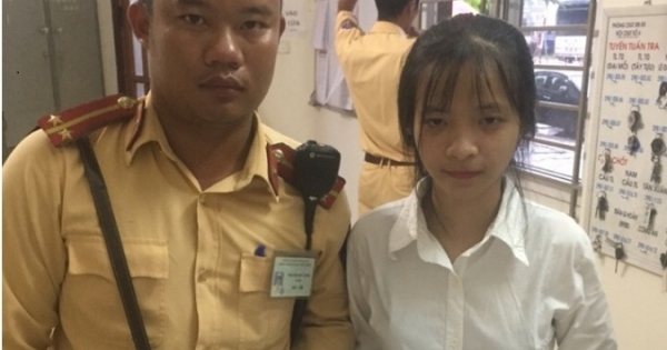 Hà Nội: Nữ sinh đánh rơi tiền và hồ sơ nhập học may mắn được CSGT nhặt được trả lại