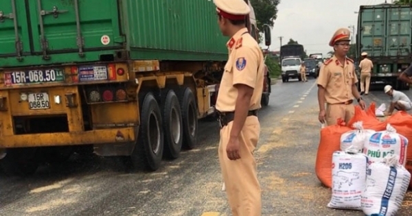 Quảng Ninh: CSGT hỗ trợ xe tải bị đổ hàng tấn ngô xuống đường