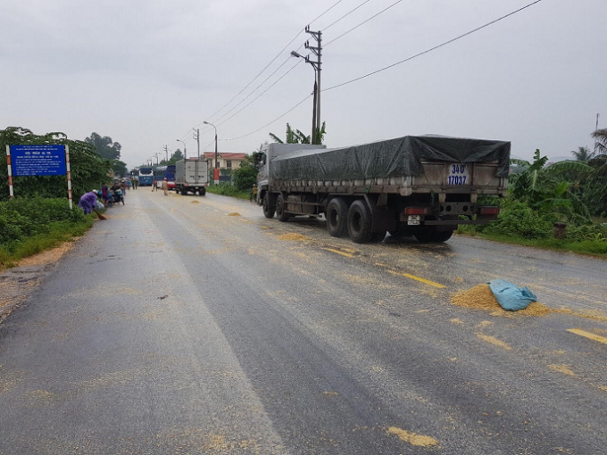 Quảng Ninh: CSGT hỗ trợ xe tải bị đổ h&agrave;ng tấn ng&ocirc; xuống đường