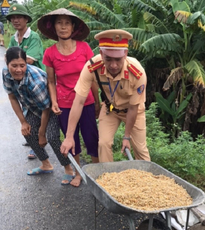 Quảng Ninh: CSGT hỗ trợ xe tải bị đổ h&agrave;ng tấn ng&ocirc; xuống đường